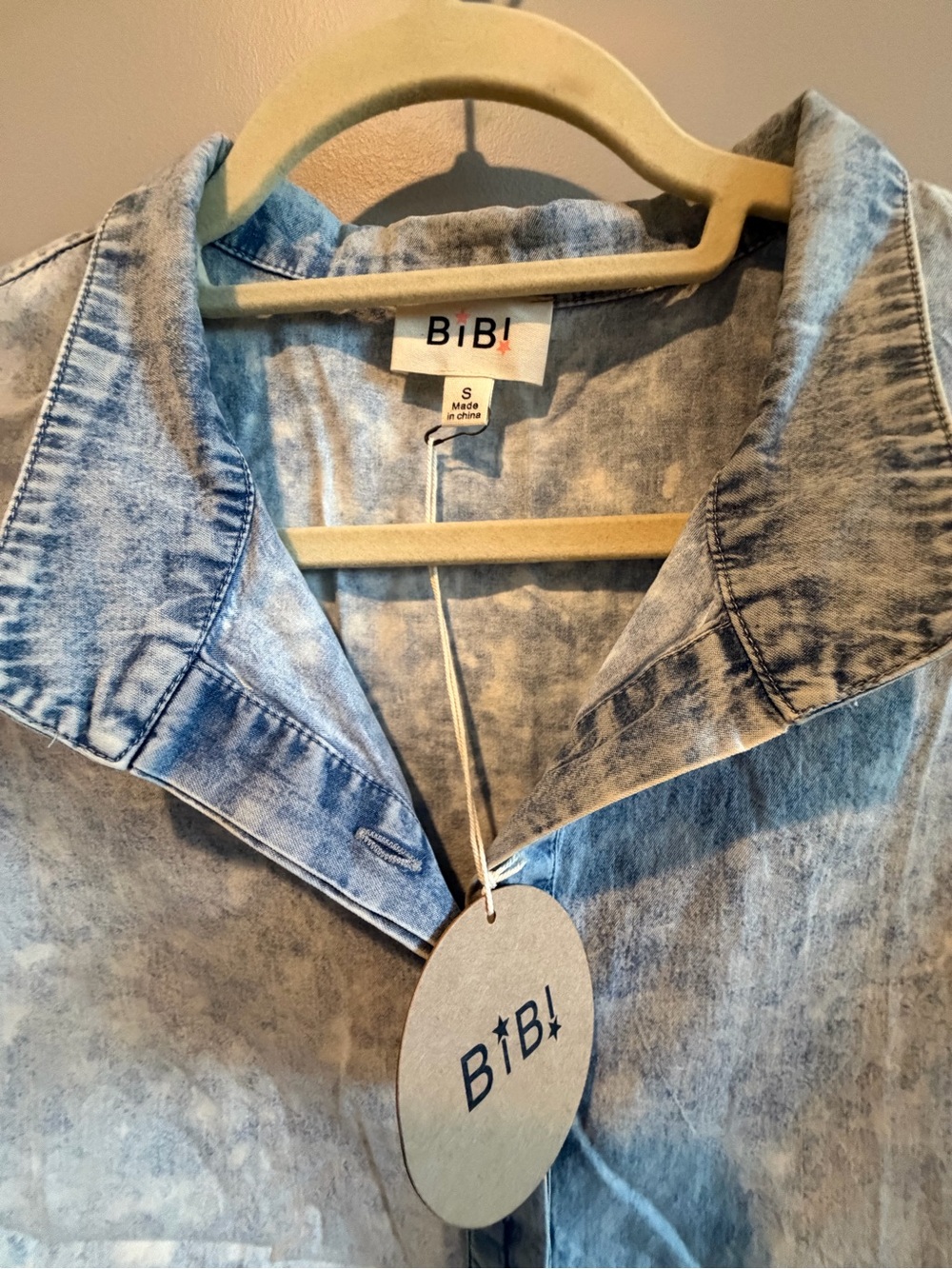 BiBi NWT Light Wash Denim Puff Sleeve Button Down Top – Small - Picture 2 of 5